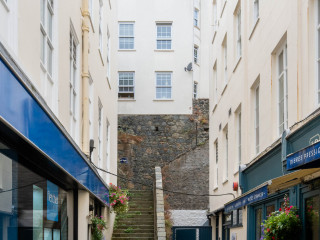2668_Guernsey_SA108742